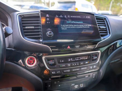 Used 2021 Honda Pilot Touring image 13