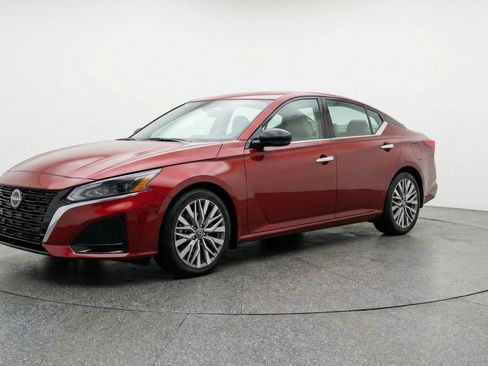 Used 2025 Nissan Altima 2.5 SV image 3
