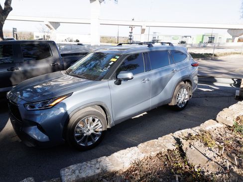 Used 2023 Toyota Highlander Limited image 3