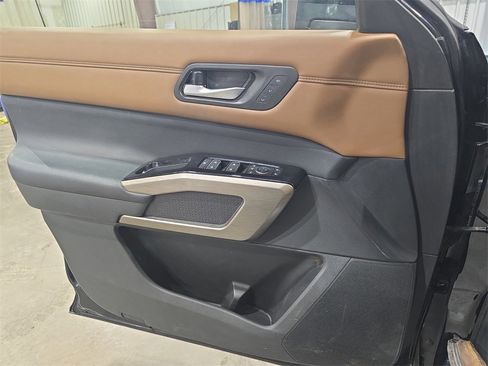 Used 2023 Nissan Pathfinder Platinum image 28