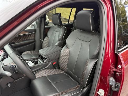 Used 2023 Jeep Grand Cherokee L Summit w/ Luxury Tech Group V image 17