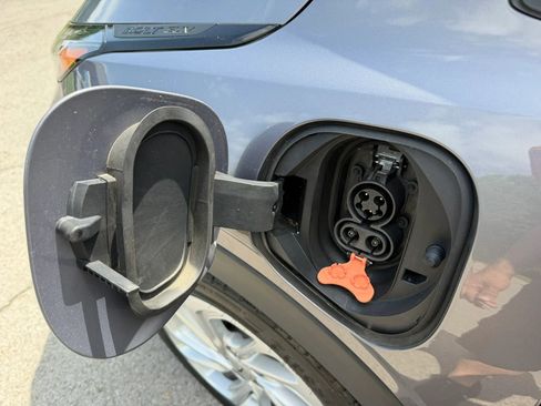 Used 2023 Chevrolet Bolt EUV LT w/ Driver Confidence Package image 3