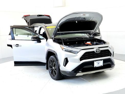 Used 2025 Toyota RAV4 XSE w/ Weather Package AWD/4WD image 9