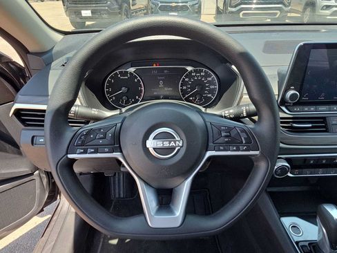 Used 2025 Nissan Altima 2.5 SV FWD image 19