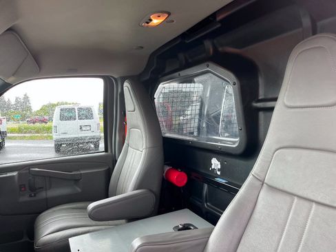 Used 2018 Chevrolet Express 2500 w/ Driver Convenience Package RWD image 14