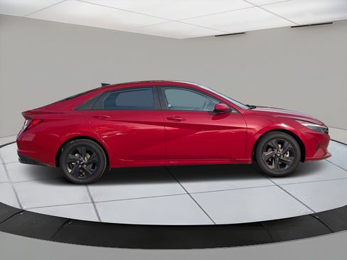 Used 2023 Hyundai Elantra SEL w/ Preferred Accessory Package image 6