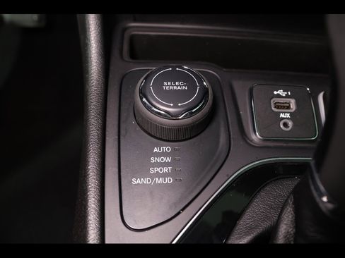 Used 2021 Jeep Cherokee Latitude Plus image 14