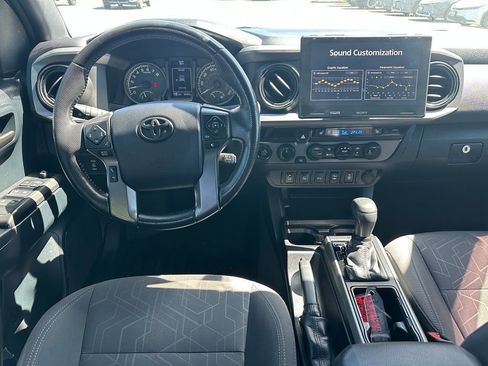 Used 2016 Toyota Tacoma TRD Off-Road w/ Premium & Technology Package AWD/4WD image 15