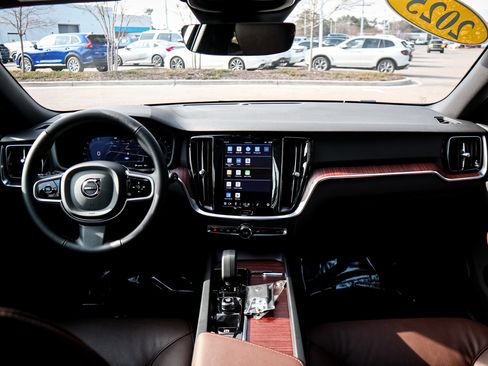 Used 2025 Volvo V60 B5 Cross Country Plus image 29