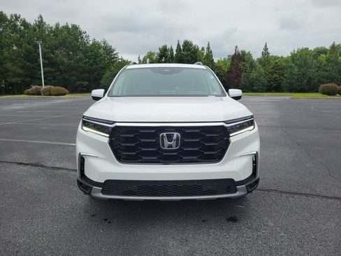 Certified 2025 Honda Pilot Touring image 2