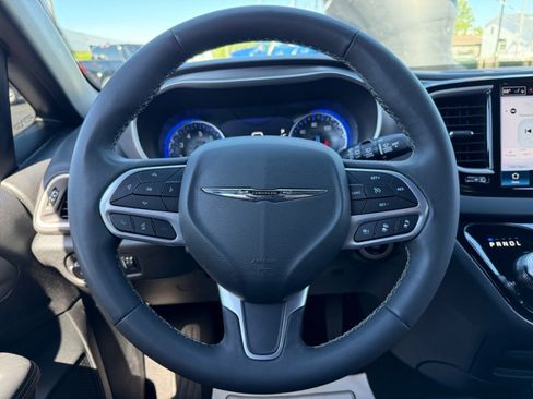 Used 2025 Chrysler Pacifica Select FWD image 18