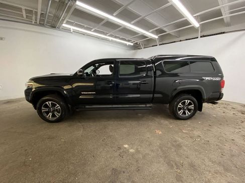 Used 2016 Toyota Tacoma TRD Sport image 3