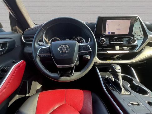 Used 2024 Toyota Highlander XSE FWD image 9
