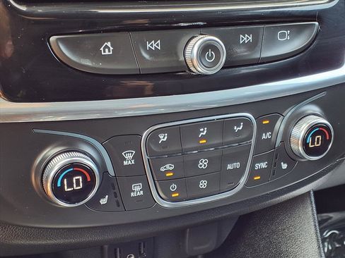 Used 2022 Chevrolet Traverse LT image 7