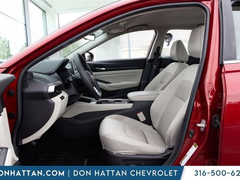 Used 2025 Nissan Altima 2.5 SV FWD image 3