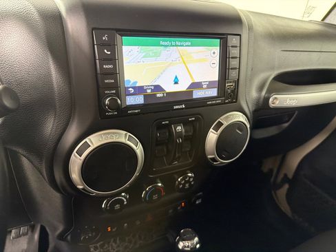 Used 2017 Jeep Wrangler Unlimited Sahara w/ Connectivity Group AWD/4WD image 13