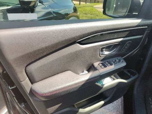Used 2025 Honda Pilot Black Edition image 17