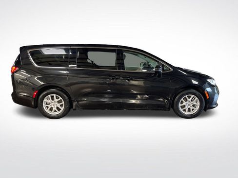 Used 2023 Chrysler Pacifica Touring-L FWD image 7