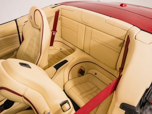 Used 2015 Ferrari California T RWD image 29