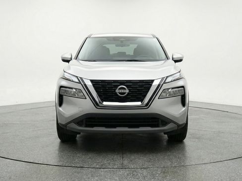 Used 2025 Nissan Rogue SV image 2