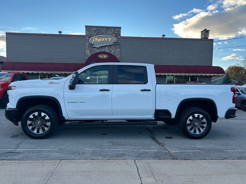 Used 2024 Chevrolet Silverado 2500 Custom w/ Custom Value Package image 4