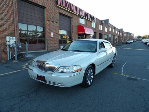 Used 2007 Lincoln Town Car Designer Series image 3