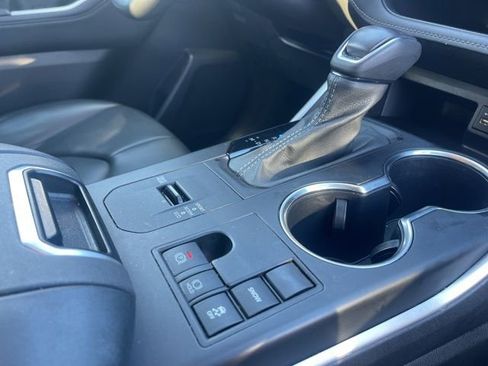 Used 2024 Toyota Highlander XLE image 20