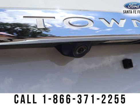 Used 2016 Chrysler Town & Country Touring FWD image 7