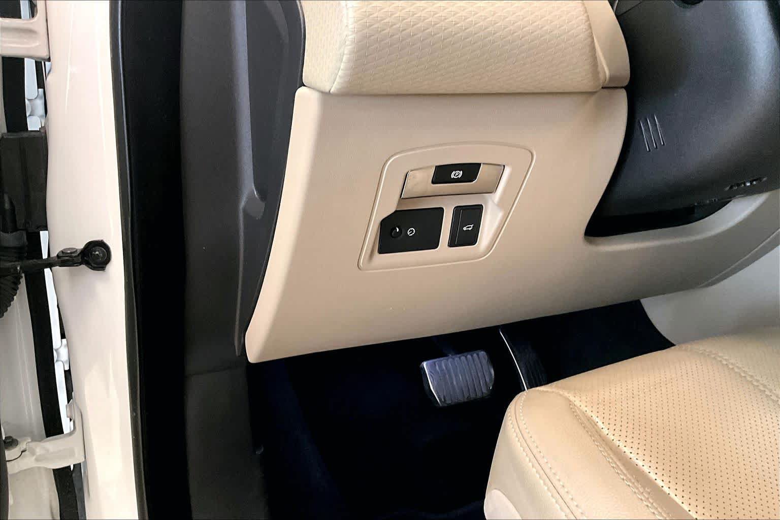 Used 2019 Land Rover Range Rover Velar R-Dynamic SE AWD/4WD image 30