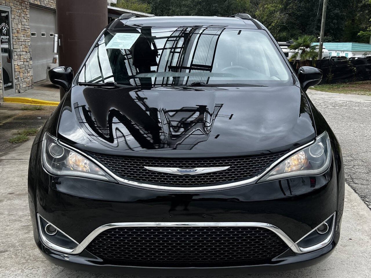Used 2017 Chrysler Pacifica Touring-L FWD image 9
