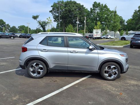 Used 2025 Hyundai Venue SEL FWD image 2