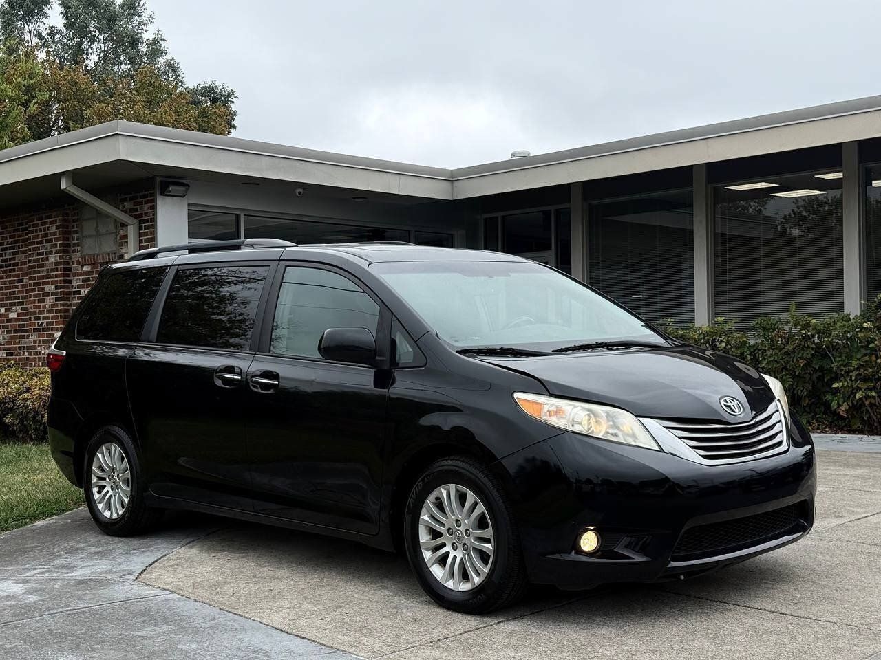 Used 2015 Toyota Sienna XLE w/ XLE Navigation Package FWD image 7