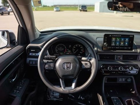 Used 2025 Honda Pilot EX-L image 13