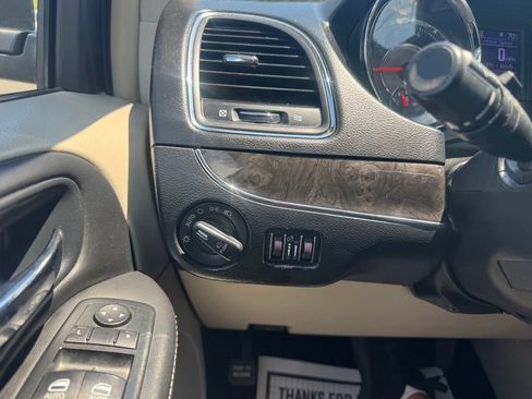 Used 2014 Chrysler Town & Country Touring FWD image 34