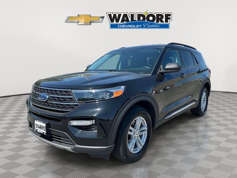 Used 2023 Ford Explorer XLT w/ Equipment Group 202A AWD/4WD image 3