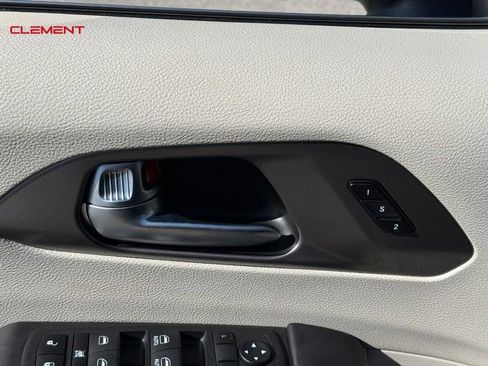 Used 2023 Chrysler Pacifica Touring-L FWD image 21