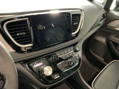 Used 2023 Chrysler Pacifica Limited w/ Uconnect Theater Family Group AWD/4WD image 18