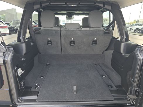 Used 2025 Jeep Wrangler Unlimited Sahara AWD/4WD image 17