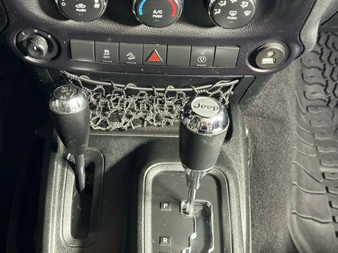 Used 2017 Jeep Wrangler Unlimited Rubicon w/ Connectivity Group image 25