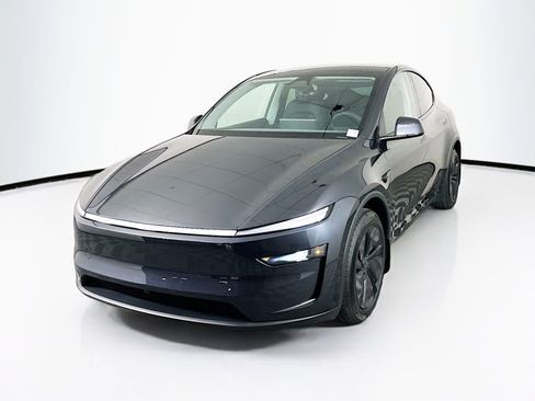 Used 2026 Tesla Model Y 2WD image 3