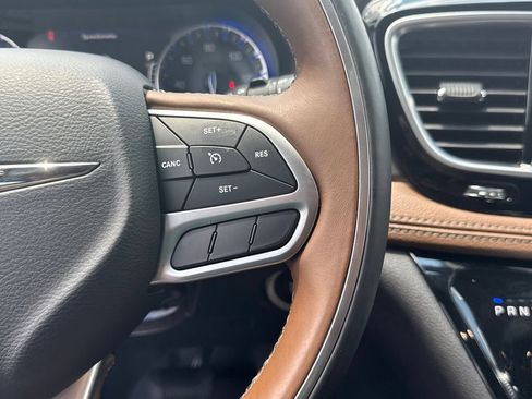 Used 2018 Chrysler Pacifica Limited FWD image 24