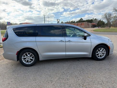 Used 2023 Chrysler Pacifica Touring-L image 21