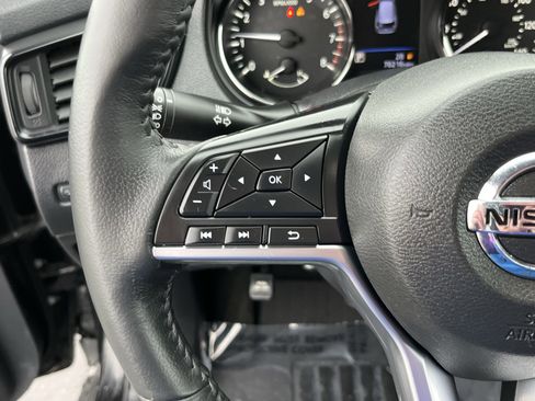 Used 2018 Nissan Rogue SV image 18