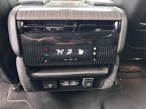Used 2024 Jeep Wagoneer Series II w/ Flexible Seating Group RWD image 17