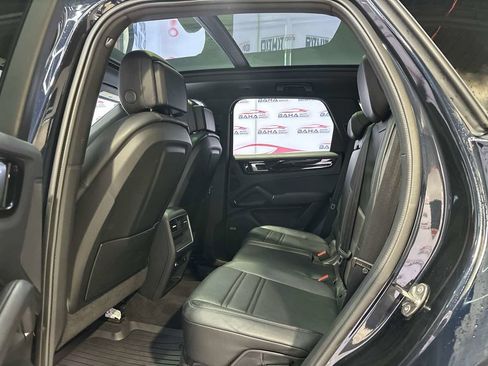 Used 2021 Porsche Cayenne AWD/4WD image 24