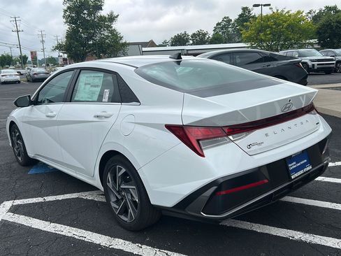 Certified 2025 Hyundai Elantra Limited FWD image 5