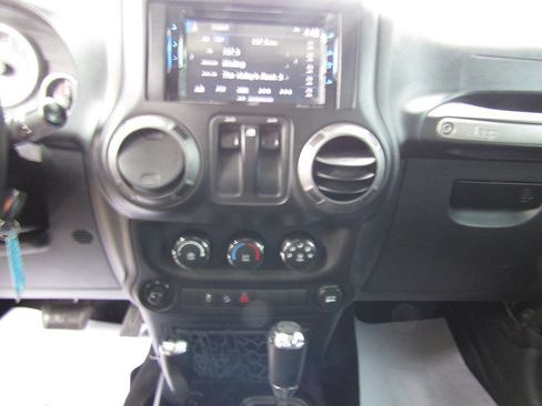 Used 2015 Jeep Wrangler Sport w/ Quick Order Package 24S AWD/4WD image 11