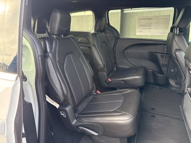 New 2027 Chrysler Pacifica Select FWD image 11