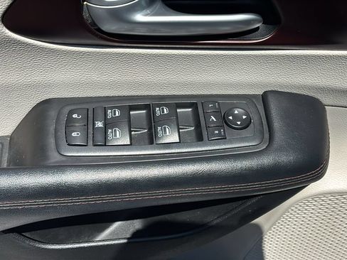 Used 2018 Chrysler Pacifica Limited w/ Tire & Wheel Group FWD image 13