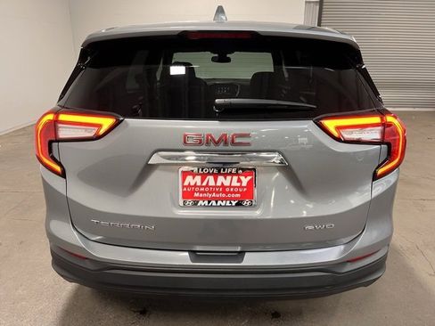 Used 2024 GMC Terrain SLE image 4